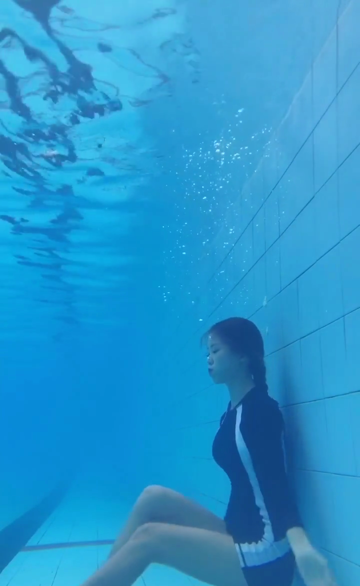 水下憋气挑战赛，美女们的极限较量